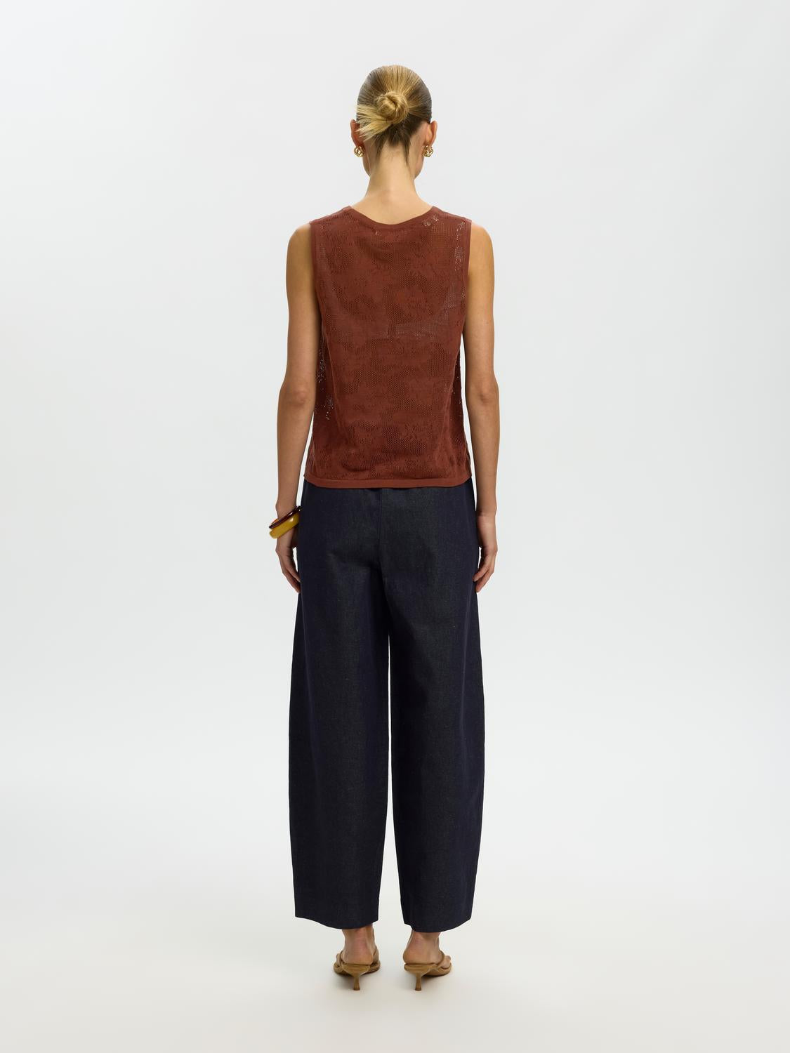 model_shot-back